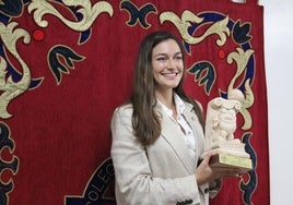 Laura González Llamazares recogiendo el premio 'Jose Belinchón' del colegio Leonés