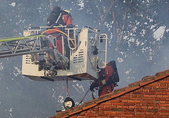 Dotaciones de Bomberos del Ayuntamiento de León trabajando en el incendio.