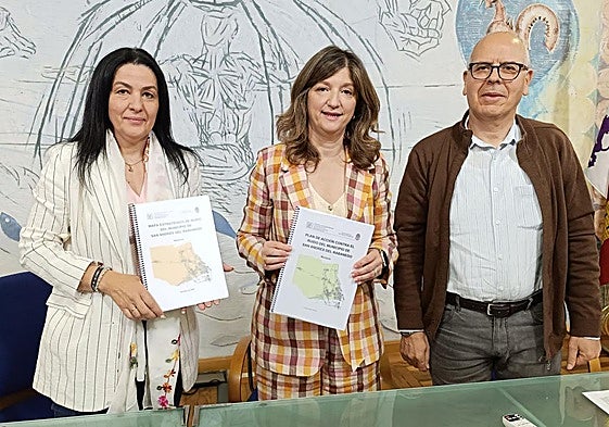 La rectora de la ULE, Nuria González, junto a la alcaldesa de San Andrés del Rabanedo, Ana María Fernández Caurel y a Jesús Cepeda, director del Laboratorio de Acústica Aplicada de la ULE.