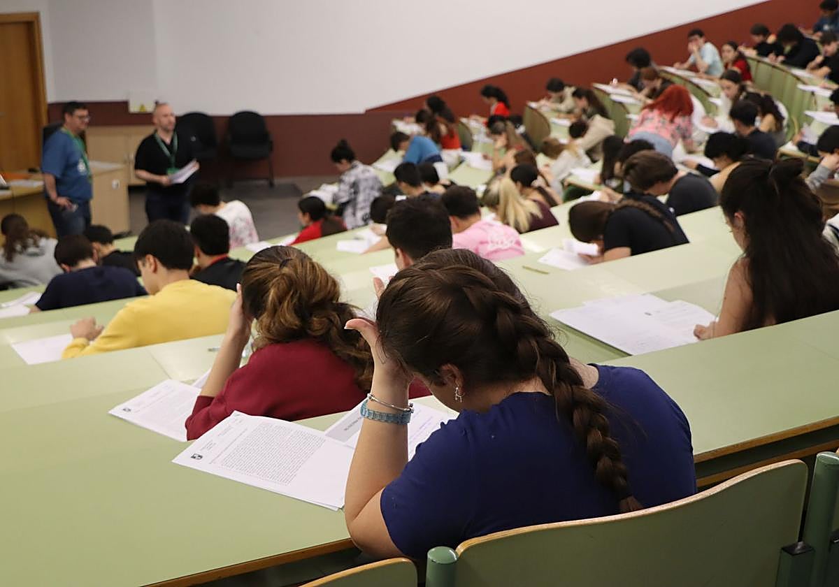 Arranca la nueva PAU en León: entre «notas más bajas» y un «no ha sido difícil»