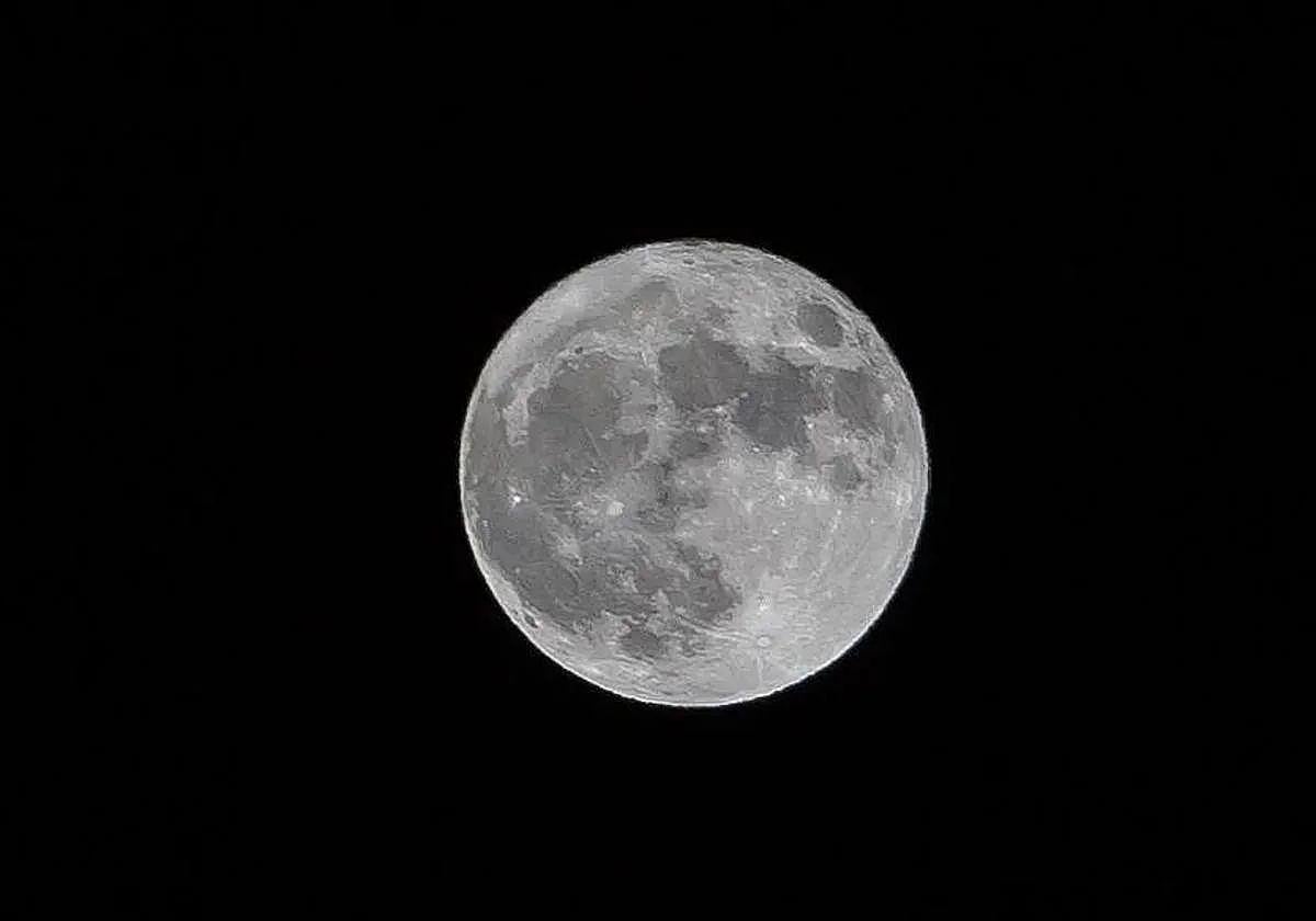 Imagen de archivo de una luna llena vista desde León.