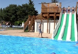 El PSOE denuncia «malestar de las familias» coyantinas con la subida de las piscinas