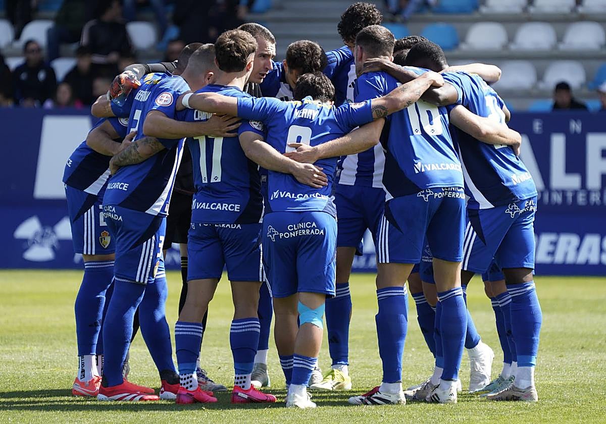 Los jugadores de la Ponferradina se conjuran antes de un partido.