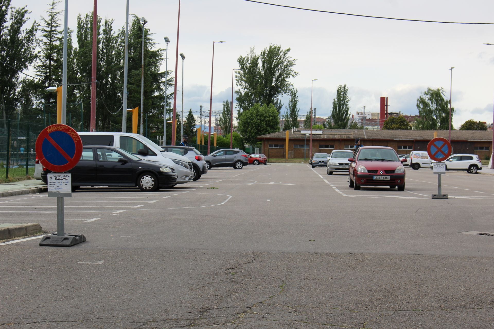 Imagen principal - Prohibición de estacionamiento en los aparcamientos del estadio Reino de León y del Palacio de los Deportes de León.