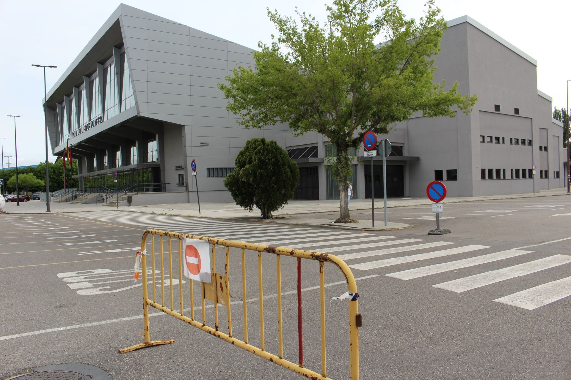 Imagen secundaria 2 - Prohibición de estacionamiento en los aparcamientos del estadio Reino de León y del Palacio de los Deportes de León.