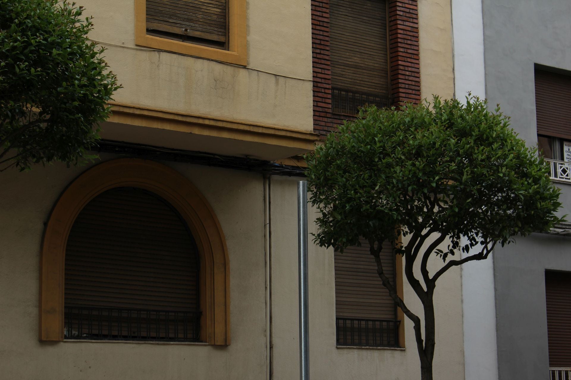 Imagen secundaria 1 - Varios postes sin cámara y un dispositivo instalado en una farola.