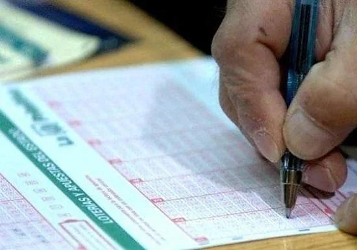 Una persona rellenando un boleto.