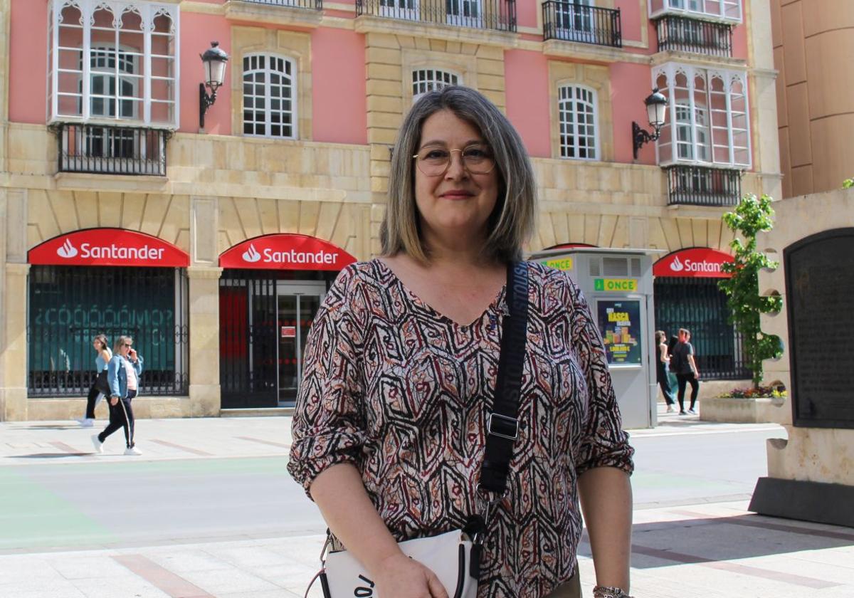 Cristina Alonso Postigo, trabajadora de la oficina de Banco Santander en El Crucero y secretaria general de la sección sindical para esta entidad en CyL de UGT.