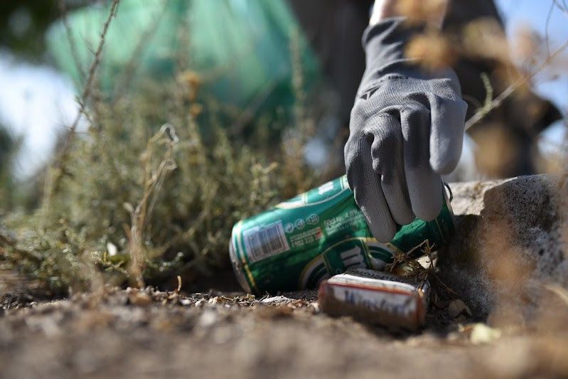 Recogida de basura en el medio natural.