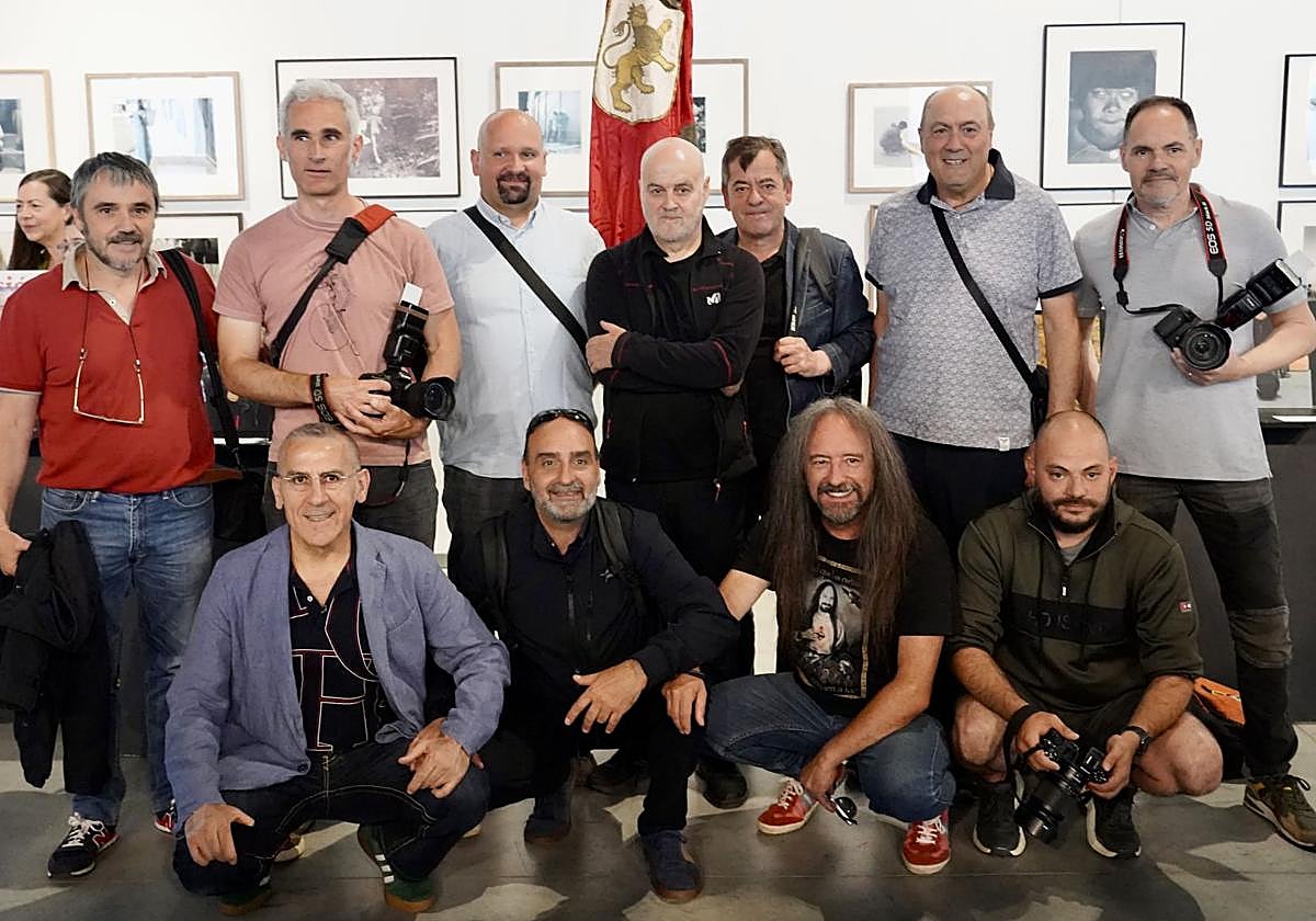 El Ayuntamiento de León reconoce las cuatro décadas de trayectoria del fotógrafo Mauricio Peña con la Insignia de Oro de la ciudad.
