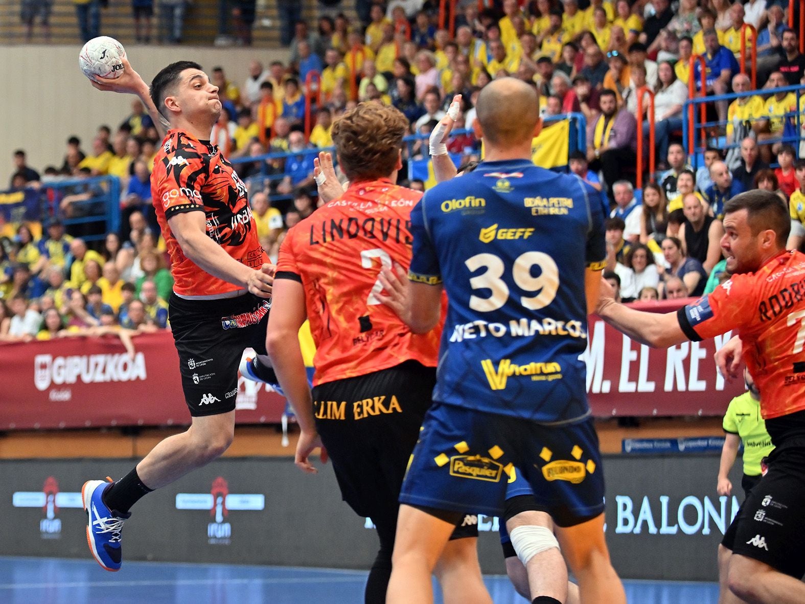 Las mejores imágenes del Bidasoa Irún-Abanca Ademar de Copa del Rey