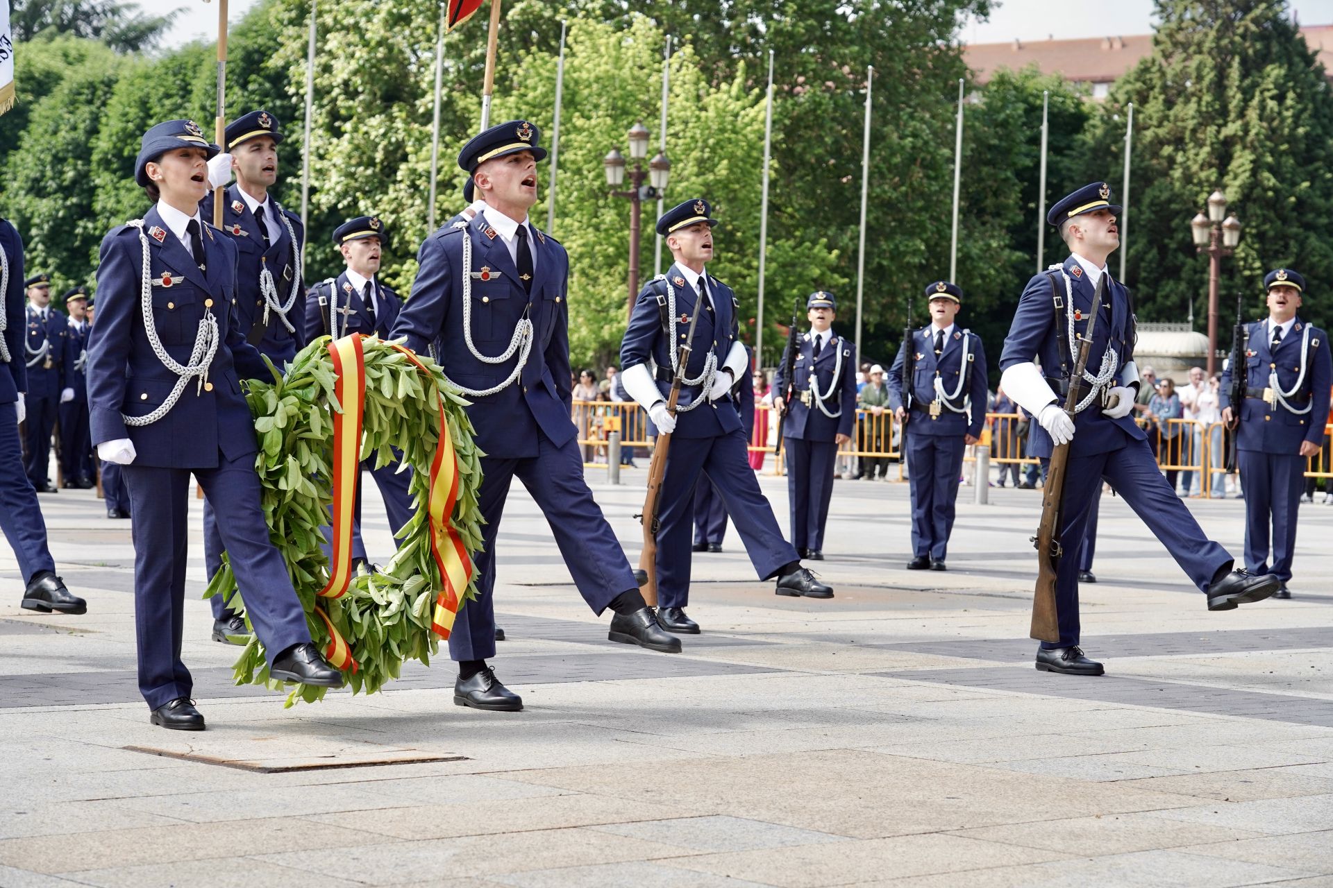 Entrega del título de Hijos Adoptivos de León a los alumnos de la Academia Básica del Aire