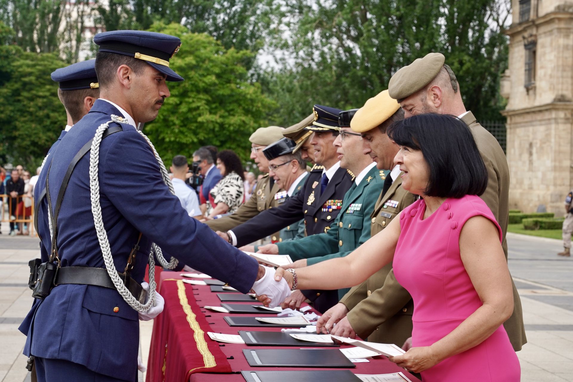 Entrega del título de Hijos Adoptivos de León a los alumnos de la Academia Básica del Aire