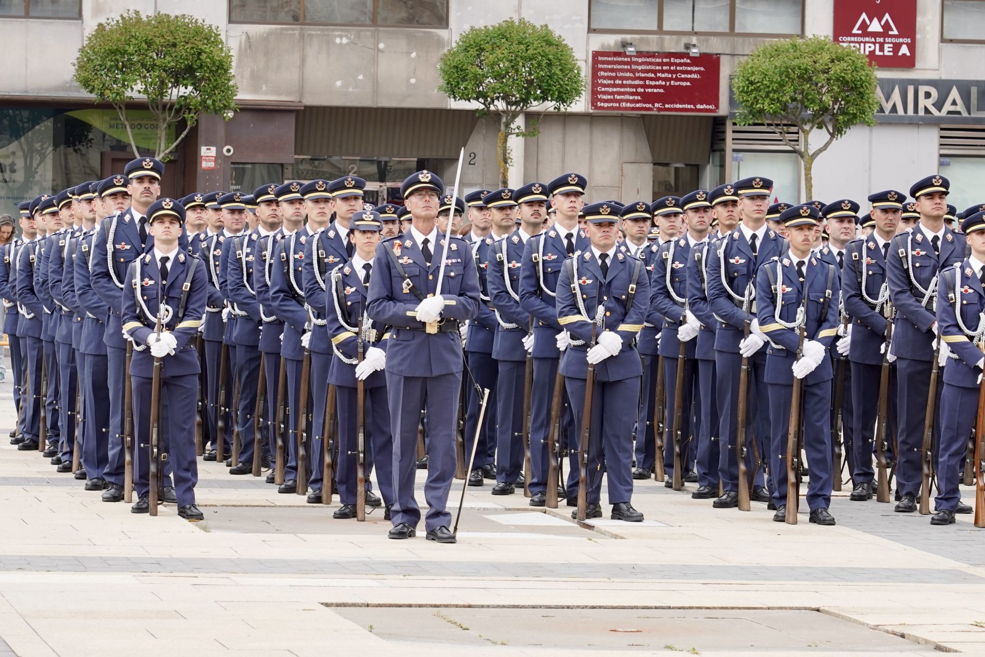Entrega del título de Hijos Adoptivos de León a los alumnos de la Academia Básica del Aire