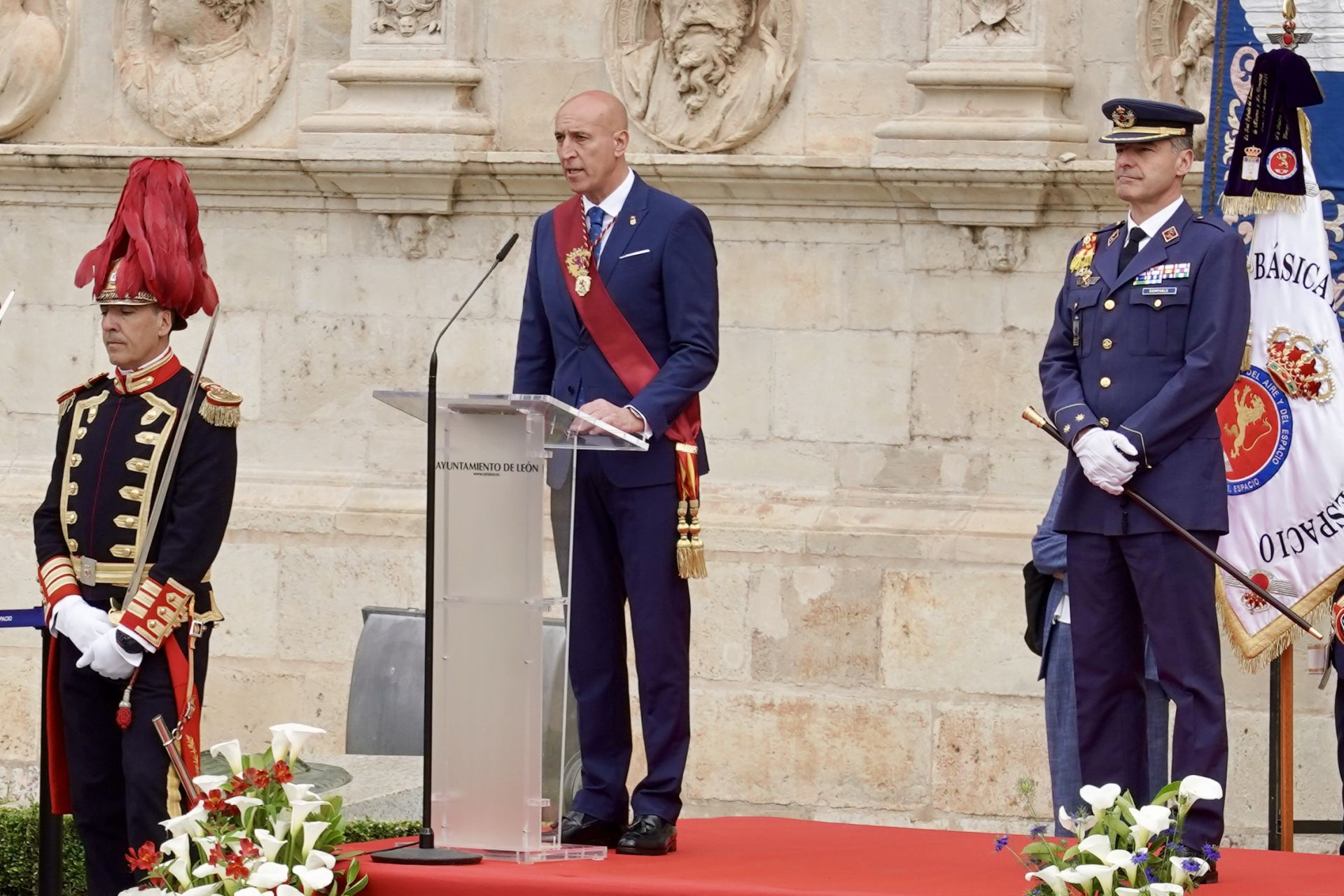 Entrega del título de Hijos Adoptivos de León a los alumnos de la Academia Básica del Aire