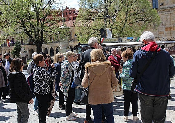 Un grupo de turistas en León el martes posterior a Semana Santa, el 22 de abril, en la plaza de San Marcelo de León.