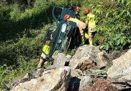 Bomberos excarcelando a una víctima de un accidente de tráfico en Puente de Órbigo en una imagen de archivo.