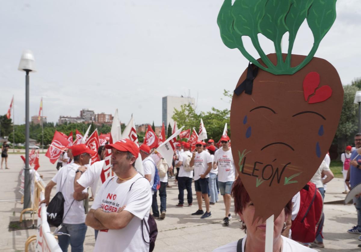 Protesta de los trabajadores de Azucarera en las Cortes.
