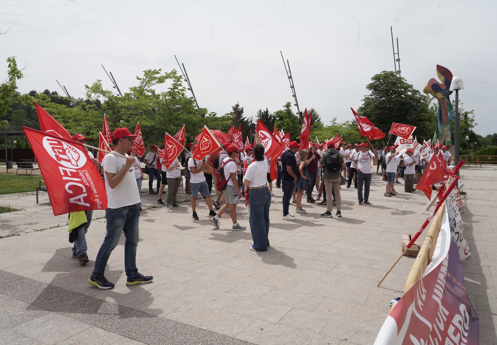Los trabajadores de Azucarera se concentran ante las Cortes