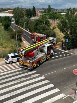 Intervención de los bomberos de León en la finca anexa al Recreo.