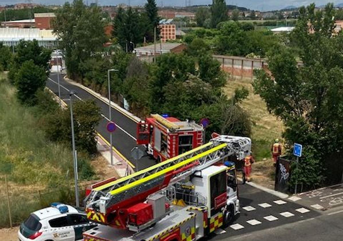 Intervención de los bomberos de León en la finca anexa al Recreo.