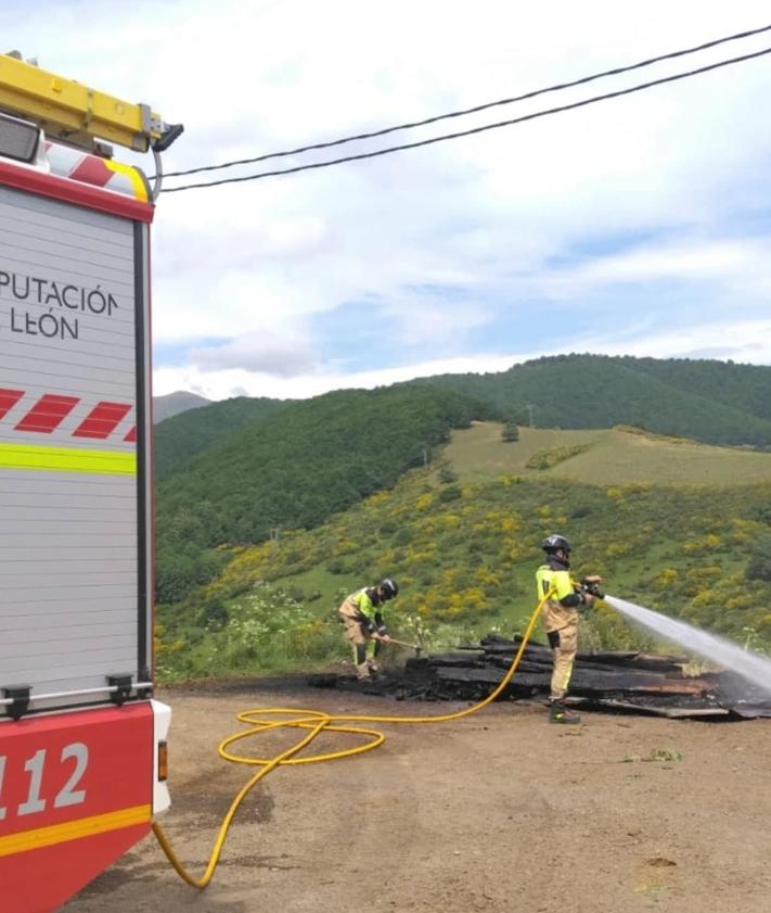 Imagen secundaria 2 - Más imágenes de los bomberos de Cistierna apagando el incendio cercano al embalse de Riaño.