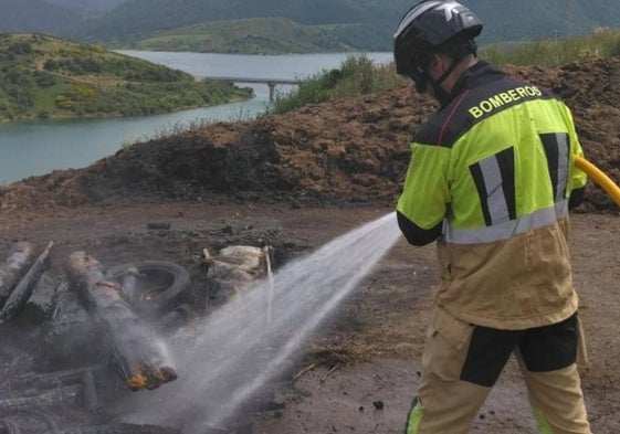 Bomberos de la Diputación de León apagando el fuego.