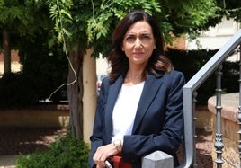 Alicia Gallego en la plaza de la Fuente de Santa María del Páramo.