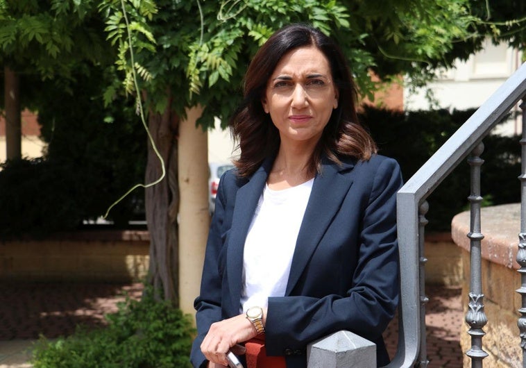 Alicia Gallego en la plaza de la Fuente de Santa María del Páramo.