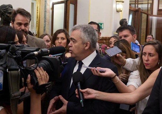 El secretario de Organización del PSOE, Santos Cerdán, atiende a los medios tras la sesión plenaria en el Congreso de los Diputados, a 12 de junio de 2025, en Madrid (España)