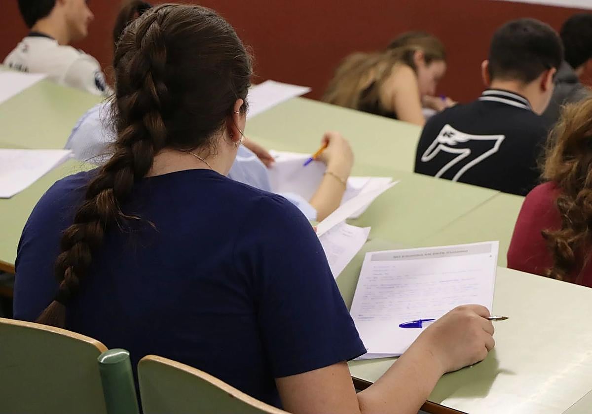 Una alumna realiza un examen de la PAU