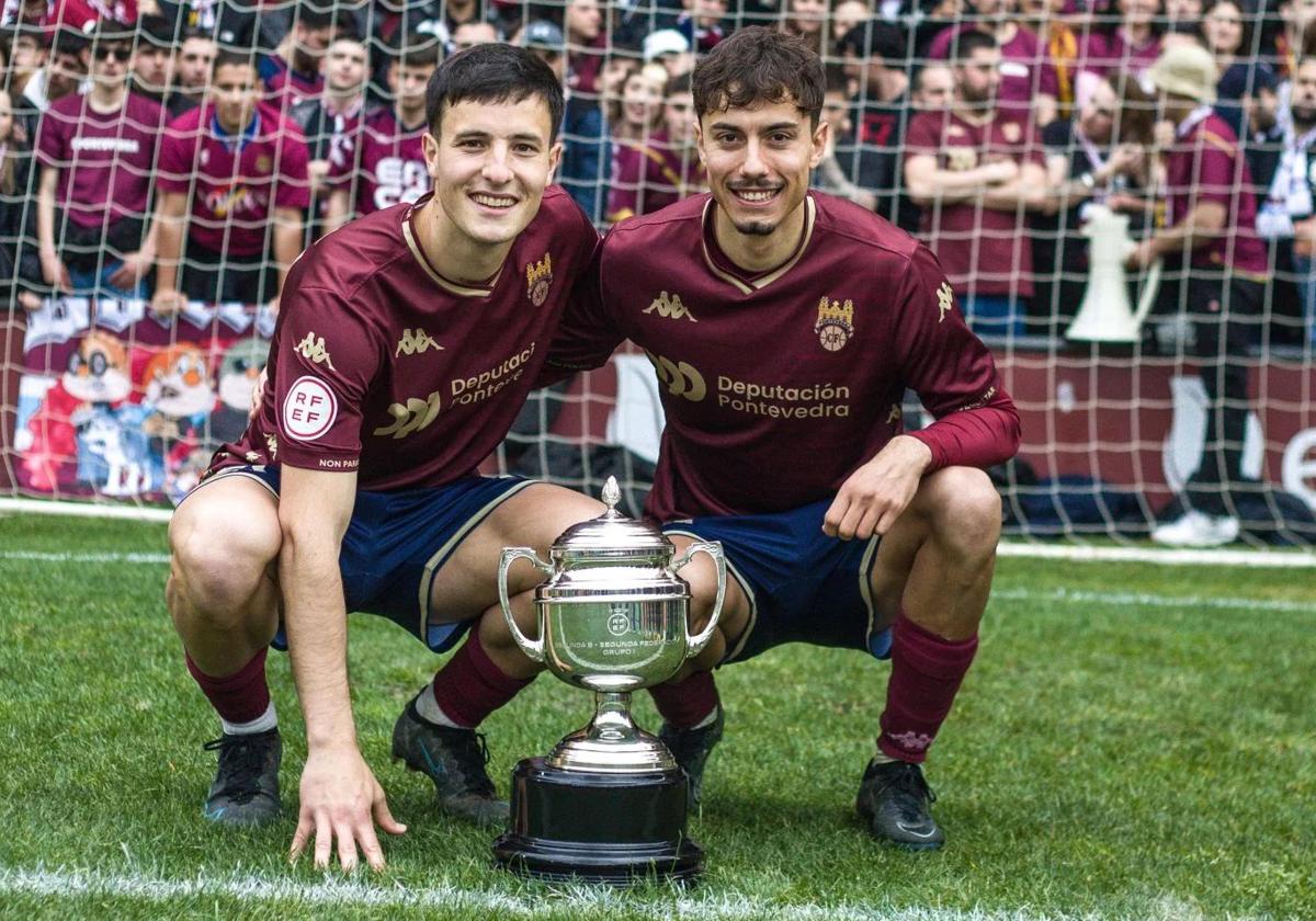 Samu Mayo, a la derecha, con el título de campeones del grupo 1 de Segunda RFEF logrado con el Pontevedra.