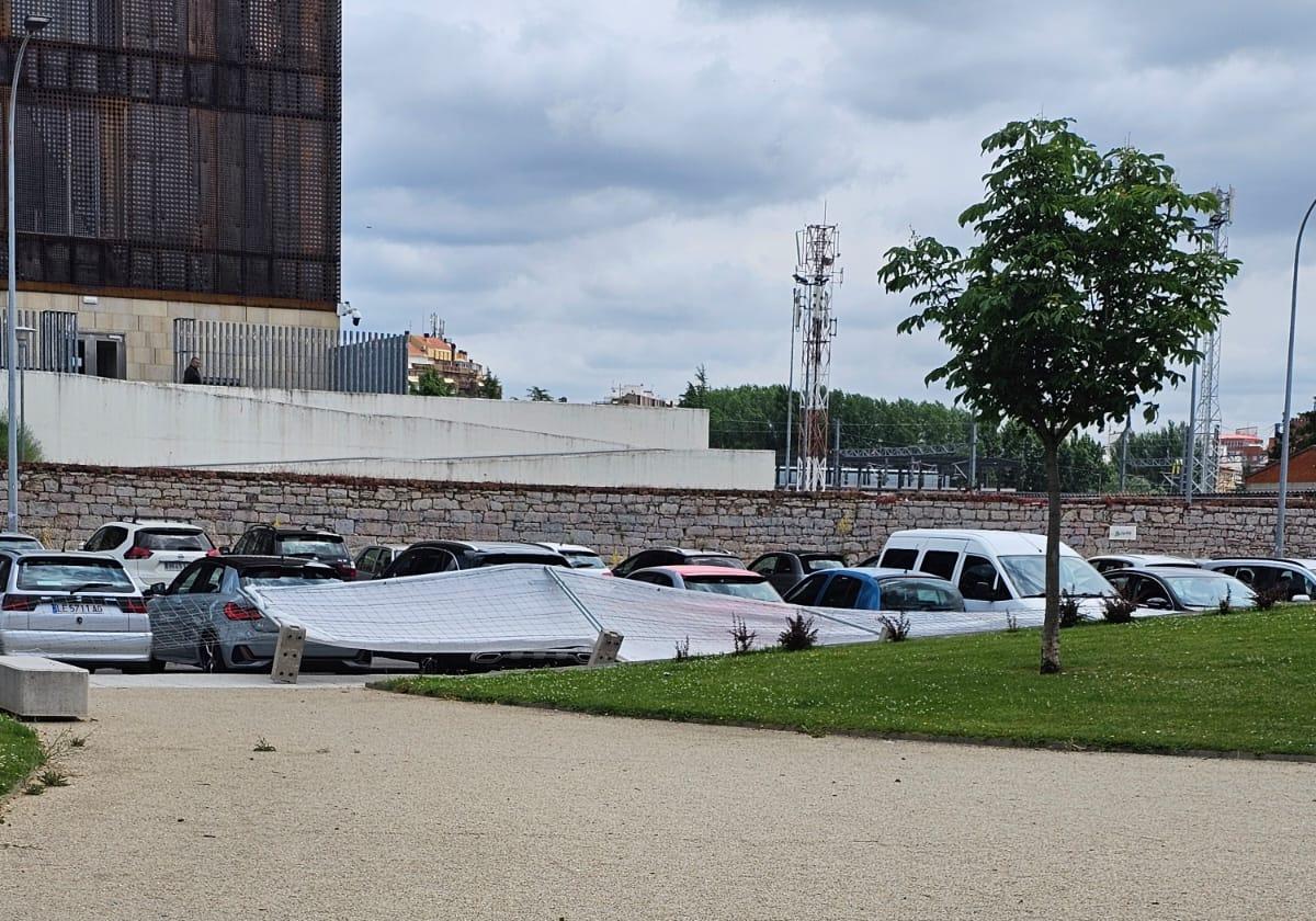 El viento tumba las vallas del Monoloco contra los coches