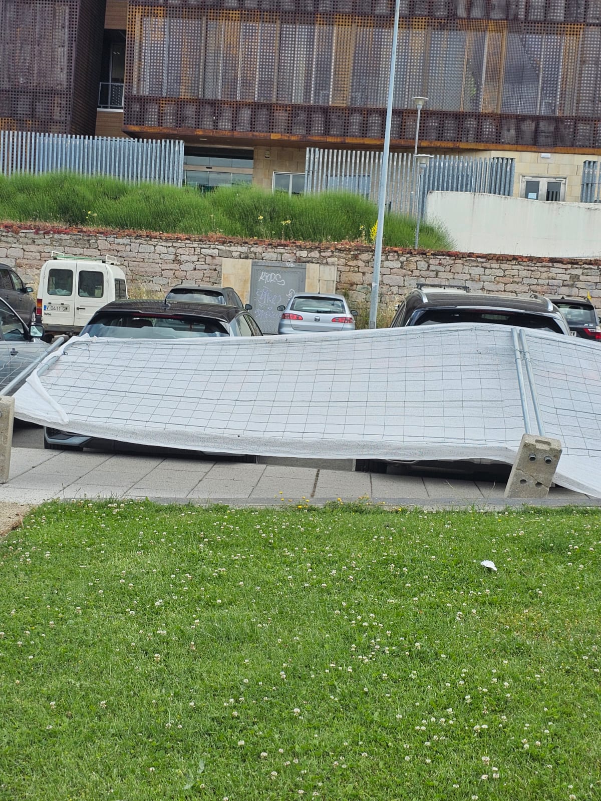 El viento tumba las vallas del Monoloco contra los coches