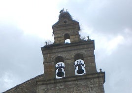 La airosa espadaña de la iglesia de S. Juan de Sorriba.