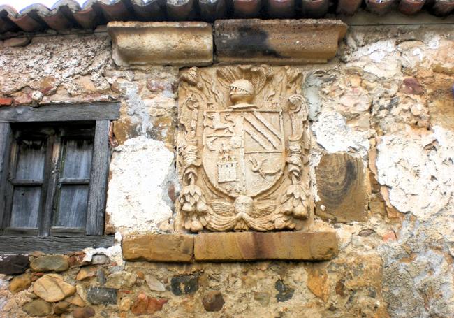 Escudo de una rama de los Reyero de Cistierna.