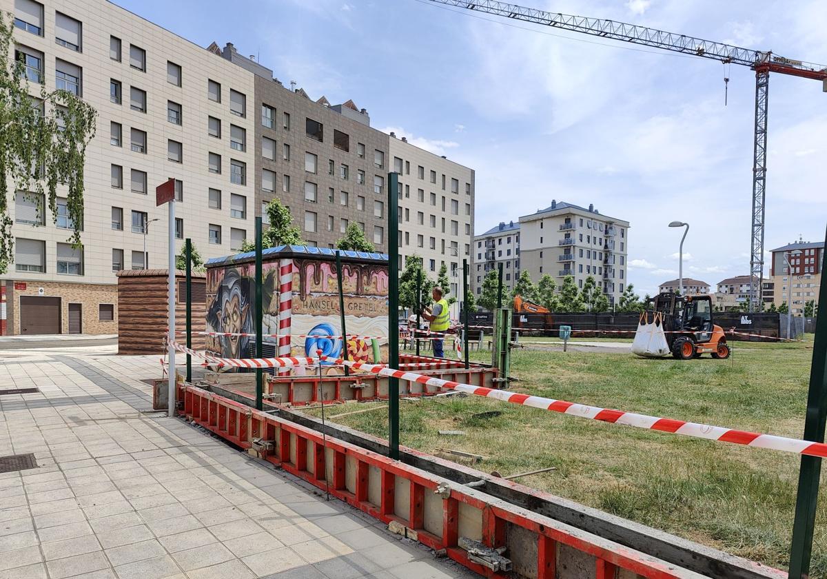 Obras en el parque de la Participación Ciudadana con una grua de fondo en un bloque de viviendas que se está comenzando a construir en la calle Juan Pablo II.
