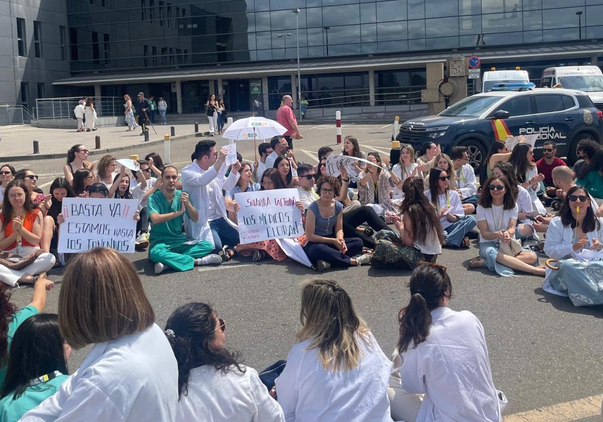 Sentada protagonizada por los médicos a las puertas del Caule.