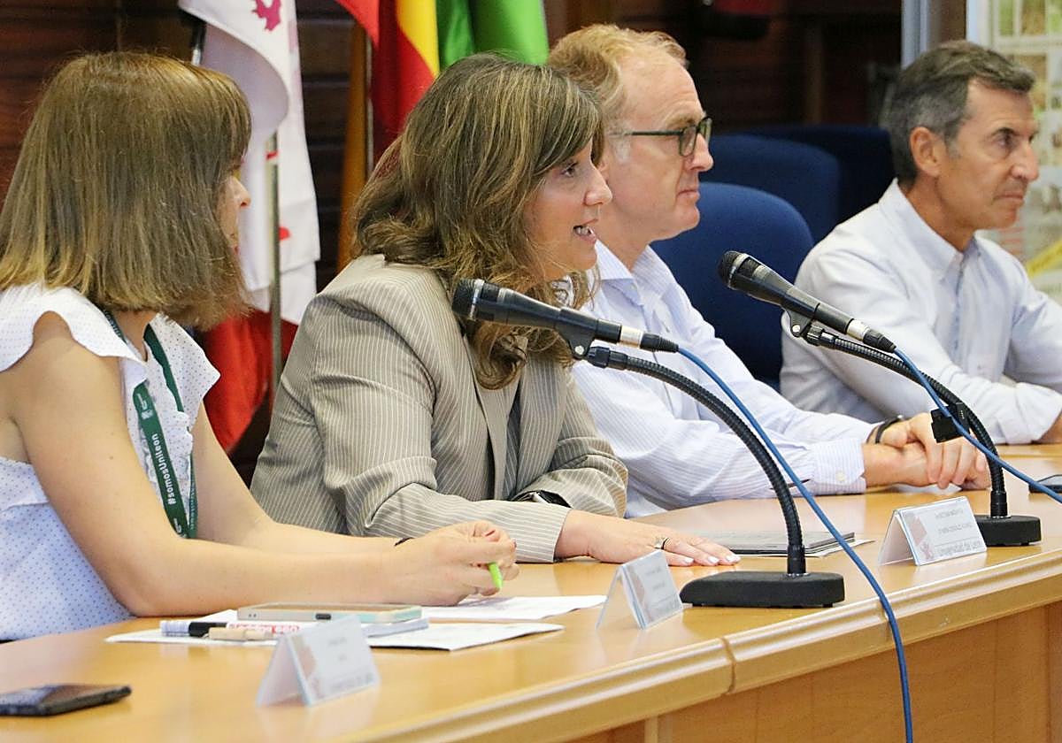 Nuria González, rectora de la ULE, en la joranda 'Populus' sobre el chopo.