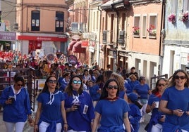 Desfile de peñas en las fiestas de Sahagún