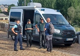 Agentes de la Guardia Civil en el camino de Santiago.