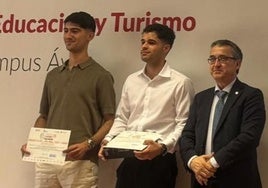 David Alegre González y Darío Álvarez González recogen el premio en el Campus de la Universidad de Salamanca en Ávila