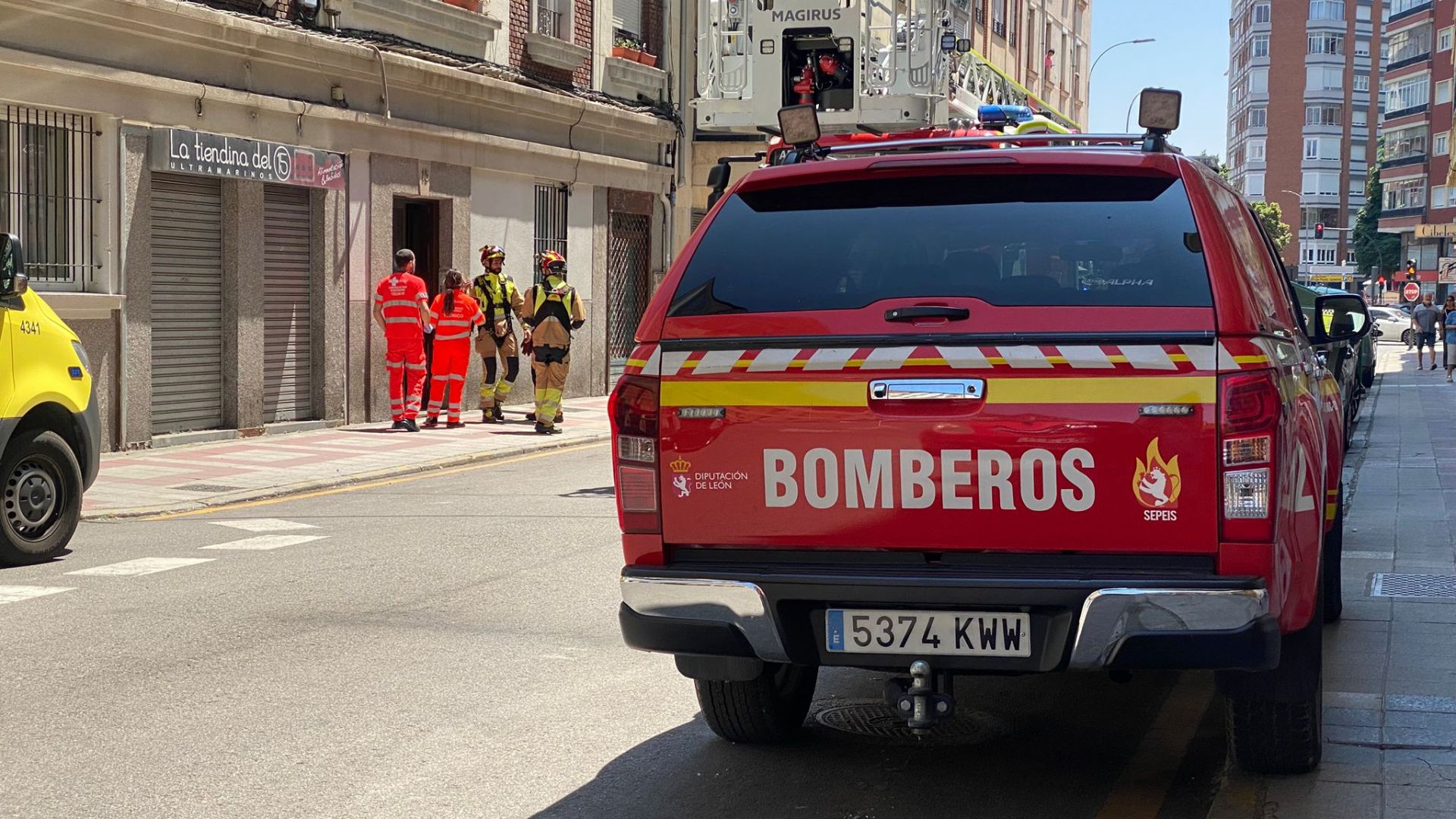 La intervención de los servicios de emergencias en una calle del centro de León