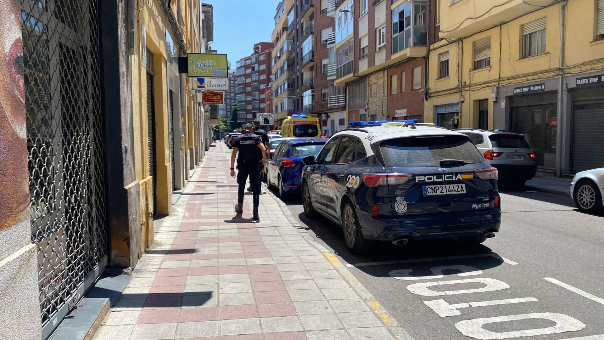 La intervención de los servicios de emergencias en una calle del centro de León