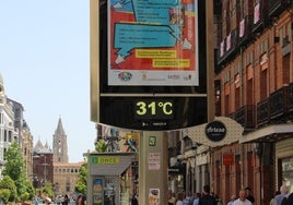 Termómetro marca 31 grados a la sobra en la calle Ordoño II de León este mes de junio.