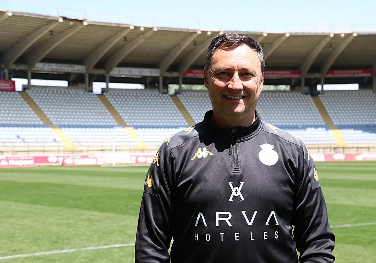 Raúl Llona en el estadio Reino de León.