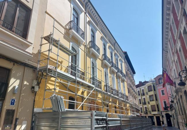 Los andamios ya dejan ver la fachada del edificio.