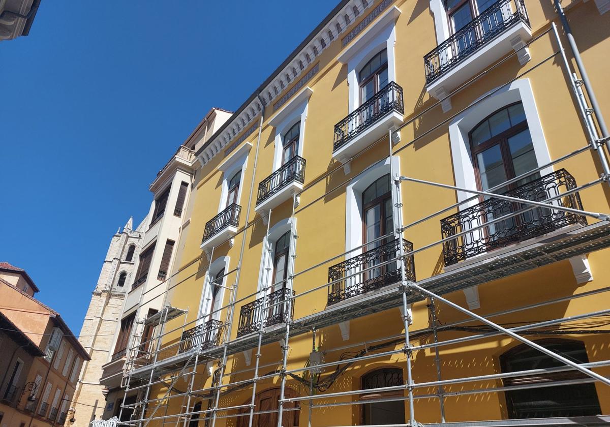 Lso andamios ya dejan ver la fachada del edificio.