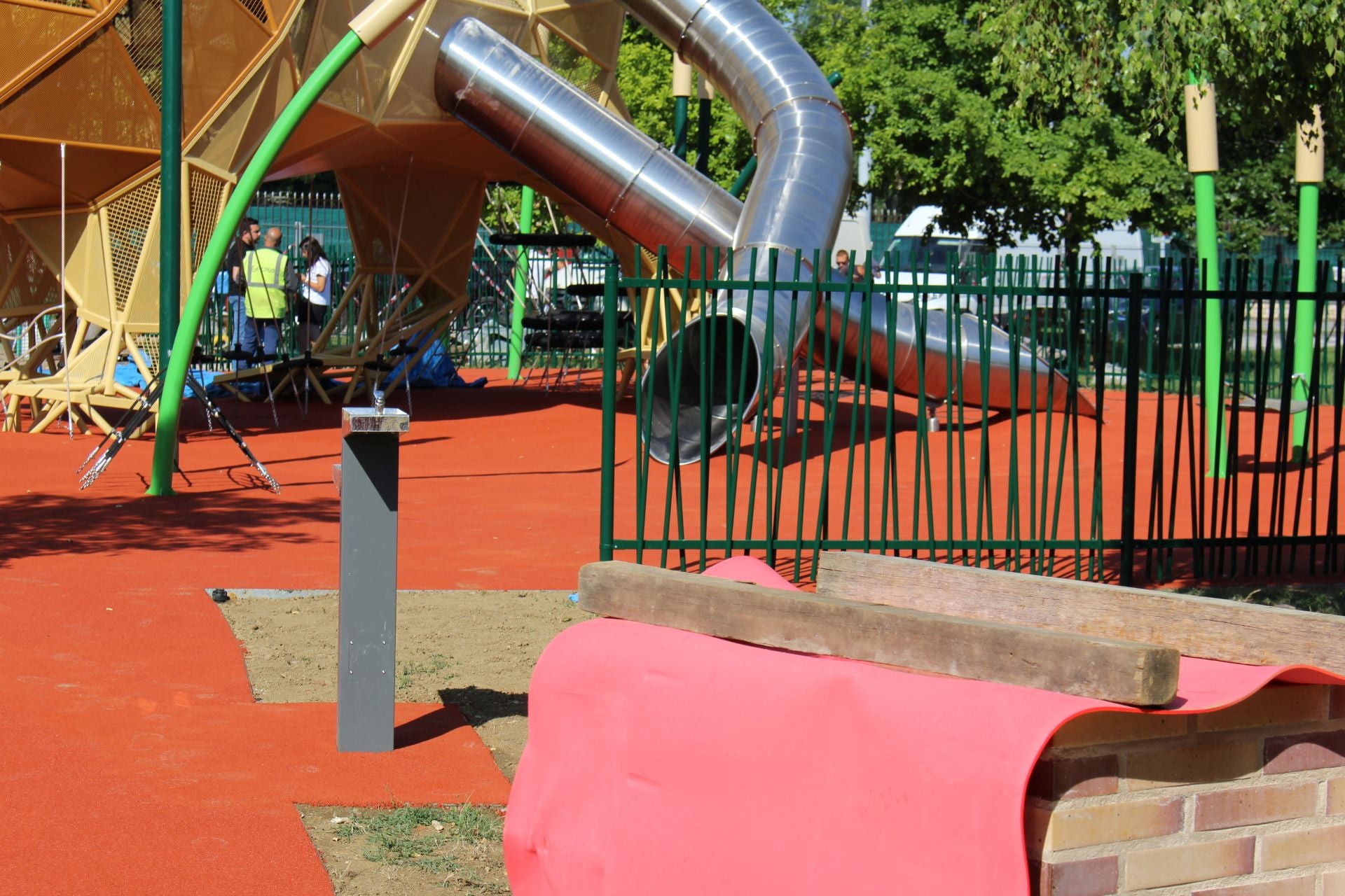 Últimos retoques del león gigante de los Pendones Leoneses