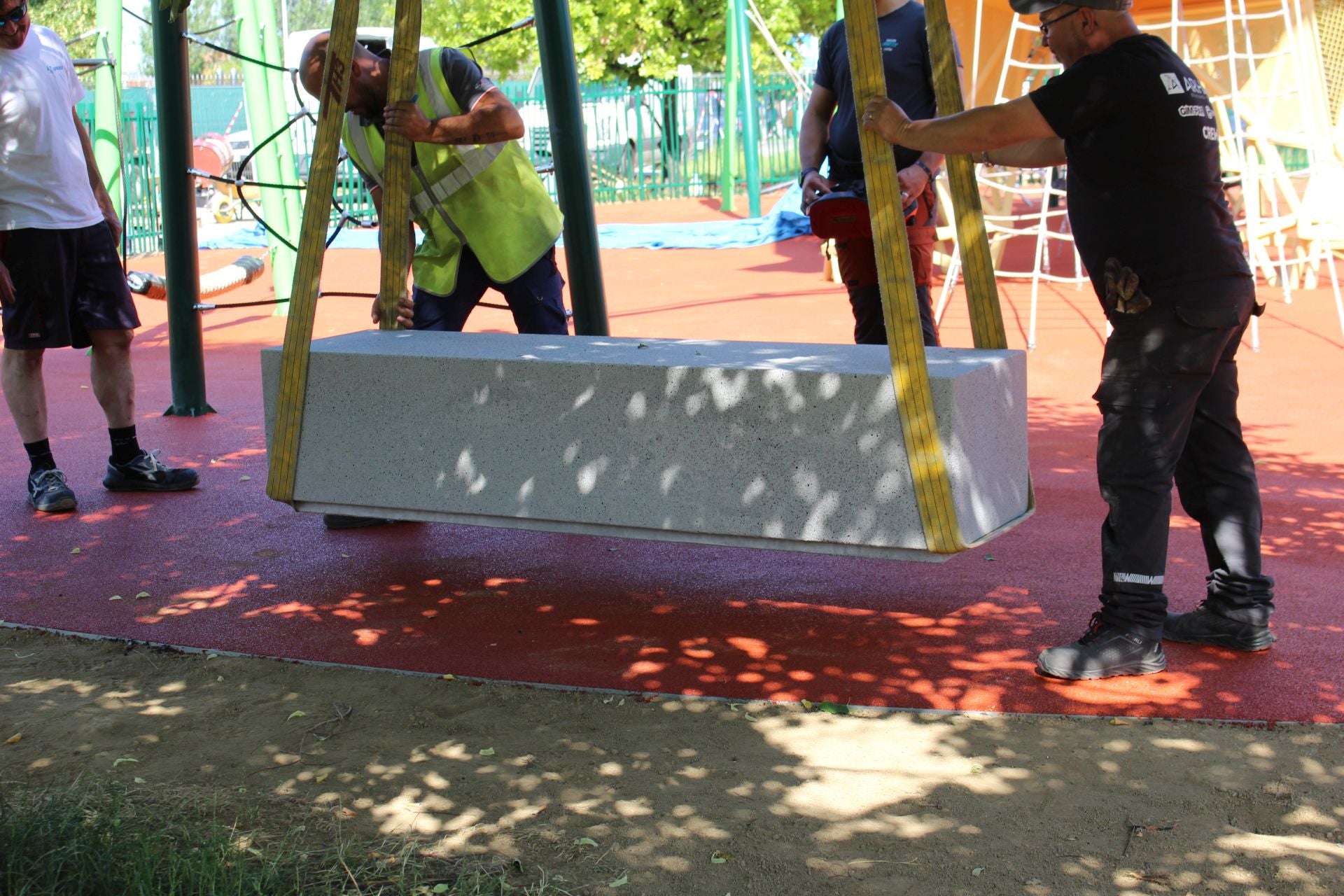 Imagen secundaria 1 - Colocación de los bancos del parque infantil con el león gigante en la explanada de los Pendones Leoneses.